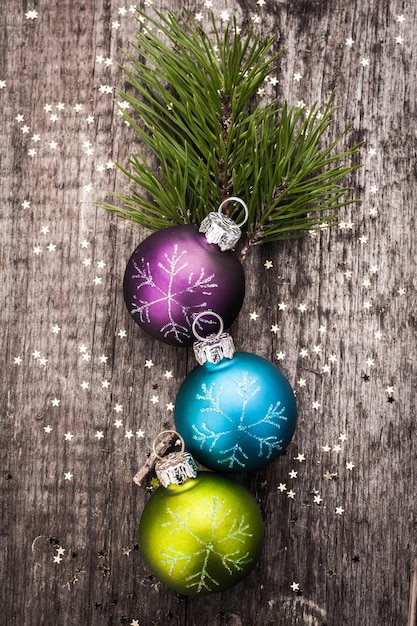 Boule de décoration de Noël sur une surface en bois grungy texturée