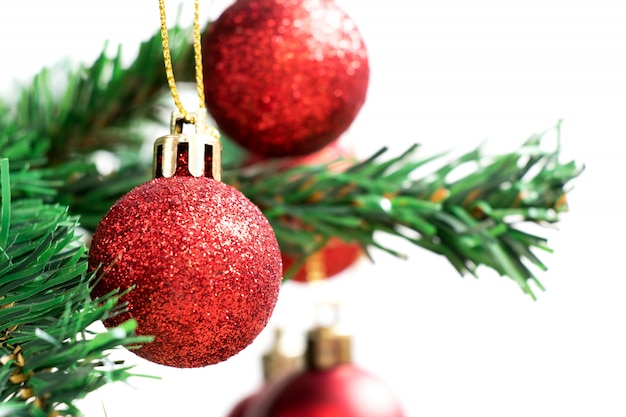 Boule de décoration rouge sur un arbre de Noël vert