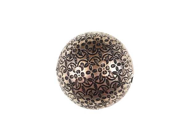 Boule décorative en bronze vintage avec motif isolé sur fond blanc