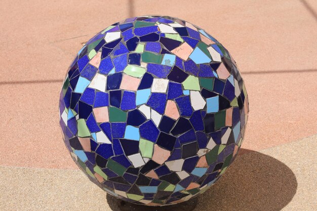 boule décorative colorée de carreaux de mosaïque en céramique