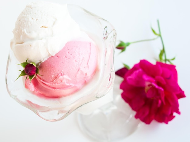 Boule de délicieuse crème glacée fraîche italienne sur fond blanc.