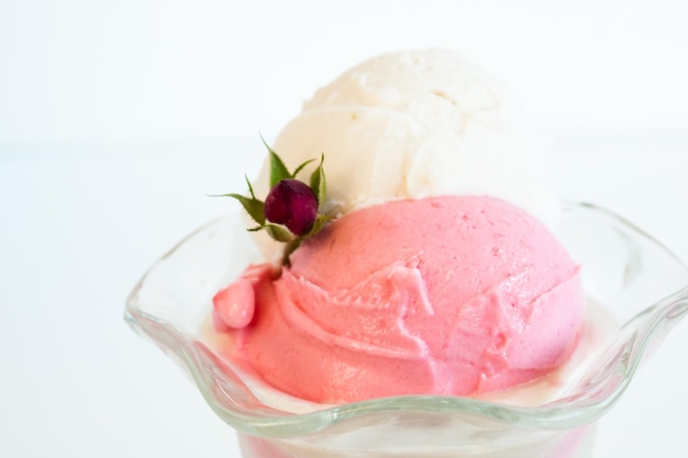 Boule de délicieuse crème glacée fraîche italienne sur fond blanc.