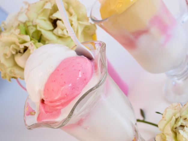 Boule de délicieuse crème glacée fraîche italienne sur fond blanc.