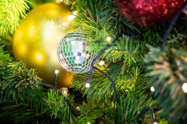 boule disco accroché sur l'arbre de Noël décoré