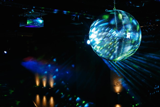 Boule disco accrochée au plafond de la discothèque Les rayons de lumière en sont réfléchis
