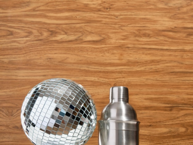 Boule disco miroir brillant et shaker en métal pour faire des cocktails alcoolisés à la fête Copier l'espace pour le texte