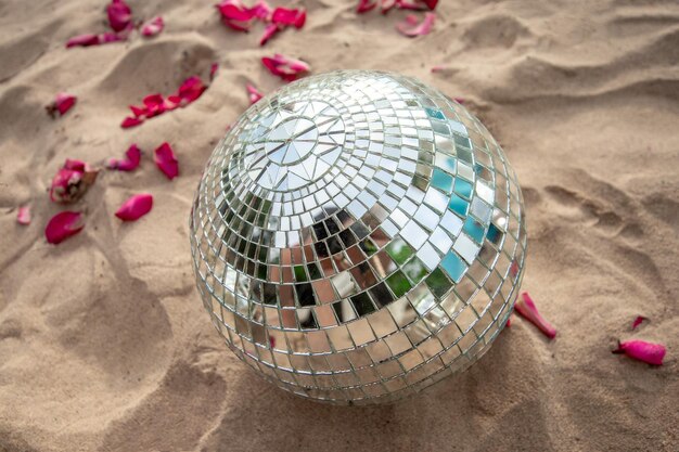 Boule disco sur le sable vue d'en haut Beach party