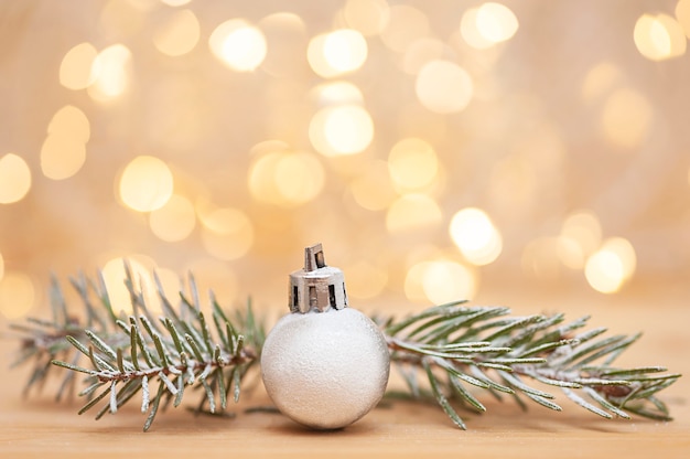 Boule du Nouvel An et branches d'épinette sur un arrière-plan flou photo verticale