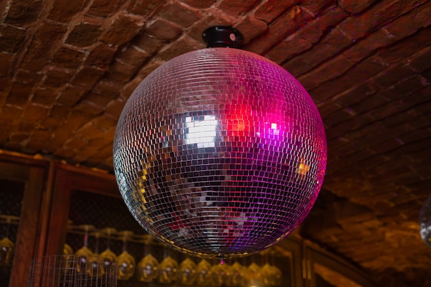 Boule à facettes disco qui tourne et réfléchit la lumière.