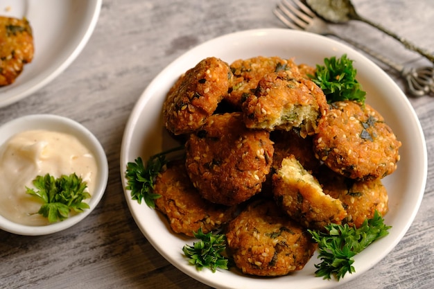 Boule de Falafel frite ou beignet en forme de galette dans la cuisine du Moyen-Orient à base de pois chiches moulus