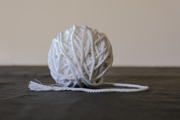 Boule de fil de coton blanc sur tissu noir