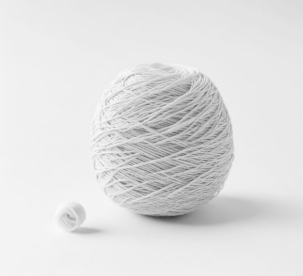 Boule de fil isolée sur fond blanc