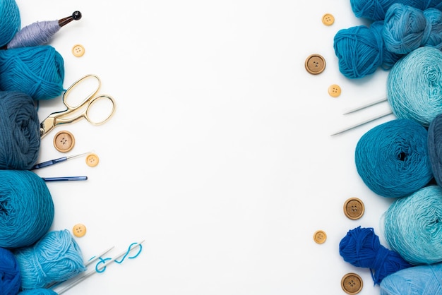Boule de fil vintage pour crochet sur fond de bois vintage fil à tricoter pour vêtements d'hiver faits à la main