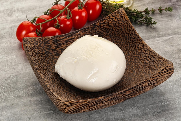 Boule de fromage jeune à la mozzarella ronde