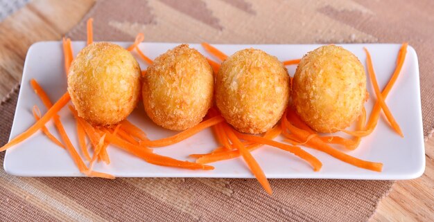 Boule de fromage en plat sur fond de bois