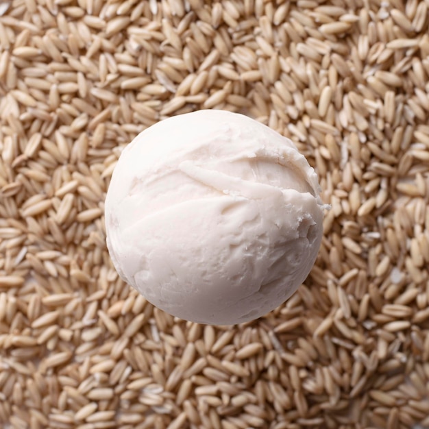 Une boule de glace à l'avoine sur fond de grains d'avoine.