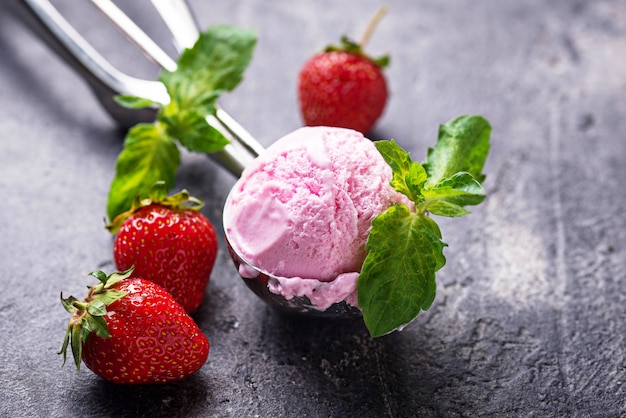 Boule de glace à la fraise en boule