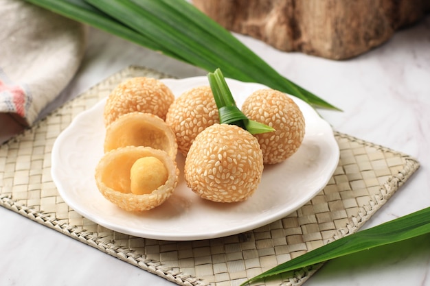 Boule De Graines De Sésame D'ondeonde Servie Sur Une Assiette Blanche Close Up Snack Indonésien Avec Influence Chinoise