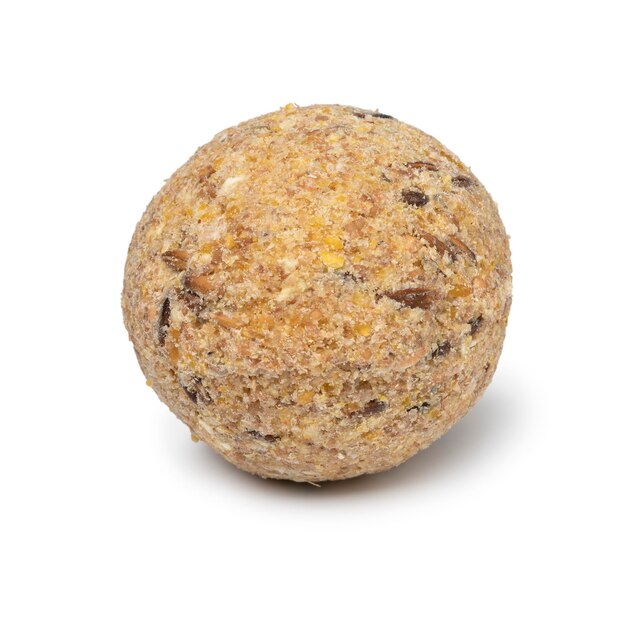 Boule de graisse unique comme nourriture d'hiver pour les oiseaux sauvages sur fond blanc