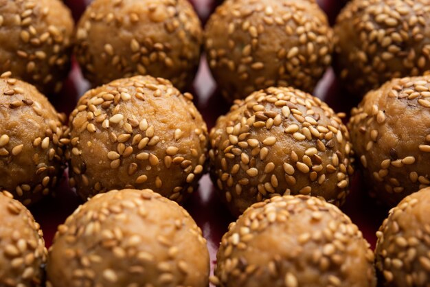 Boule de jaggery aux graines de sésame ou til ke laddo et tilgul ou til gul laddu servi dans un bol pour le festival Makar Sankranti en Inde