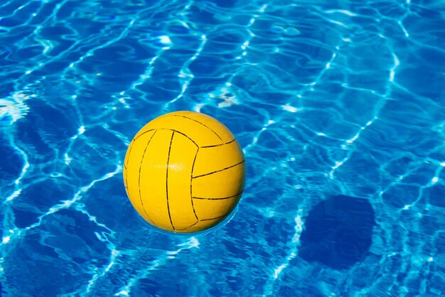 Boule jaune dans la piscine