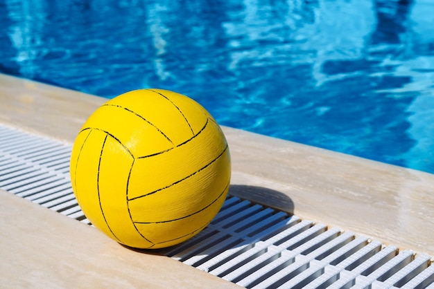 Boule jaune près de la piscine