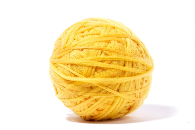 Boule de laine jaune de fil isolé fond blanc