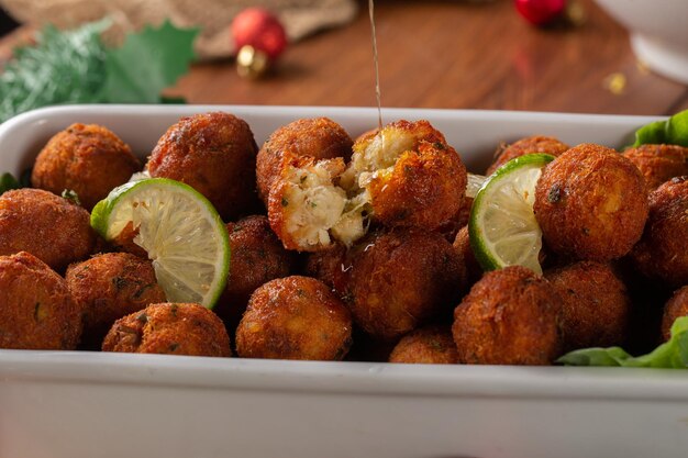 Boule de morue morue au Brésil appelée bolinho de bacalhau servie au dîner de Noël