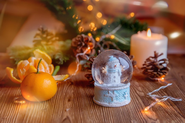 Boule à neige de Noël avec des décorations de Noël