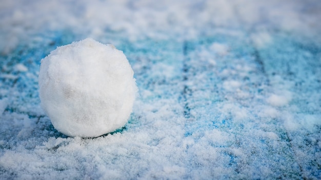 Boule de neige sur une table en bois bleu neige