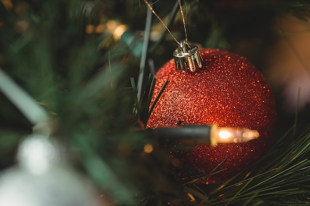 boule de Noël accroché sur l'arbre de Noël