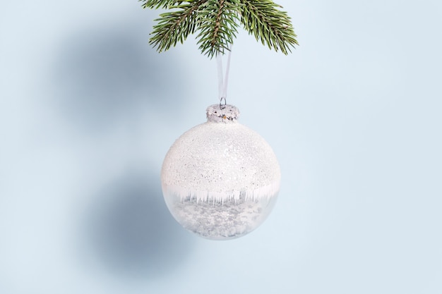 Boule de Noël accrochée à une branche de pin