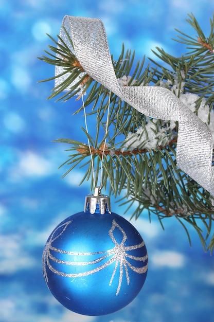 Boule de Noël sur l'arbre sur bleu