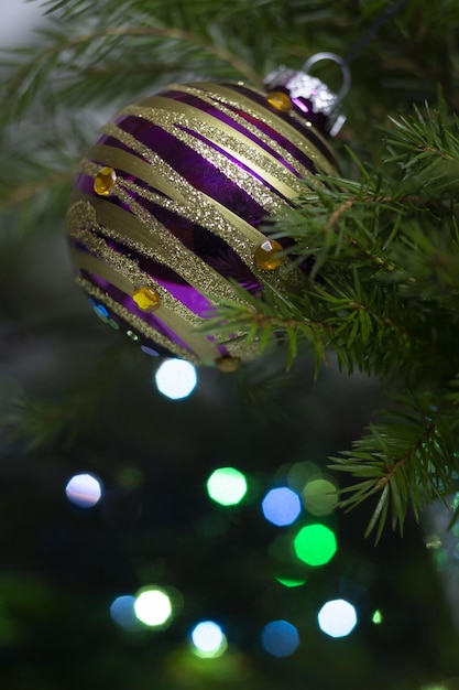 Boule de Noël sur un arbre avec bokeh en arrière-plan