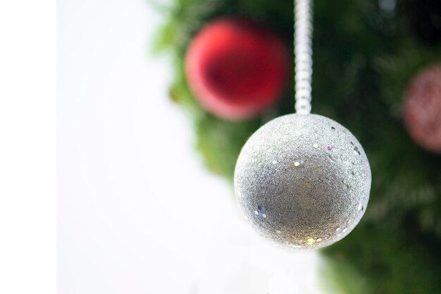 Boule de Noël sur l'arbre Gros plan sur la décoration de l'arbre de Noël sur fond de fête