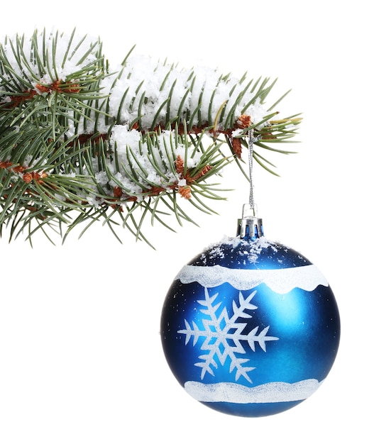 Boule de Noël sur l'arbre isolé sur blanc