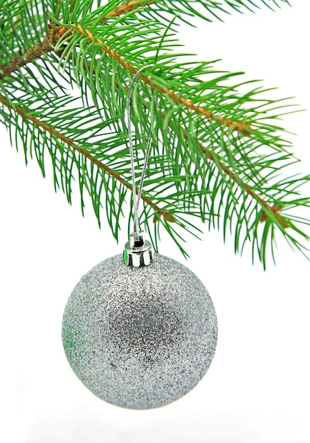 Boule de Noël argentée sur le sapin de Noël