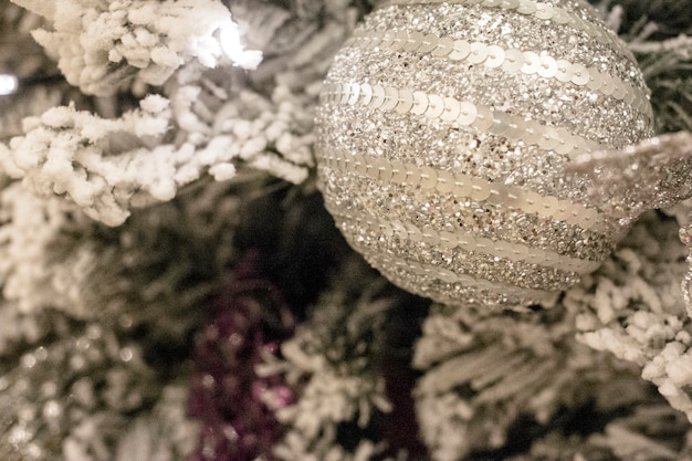 Boule de Noël blanche sur l'arbre