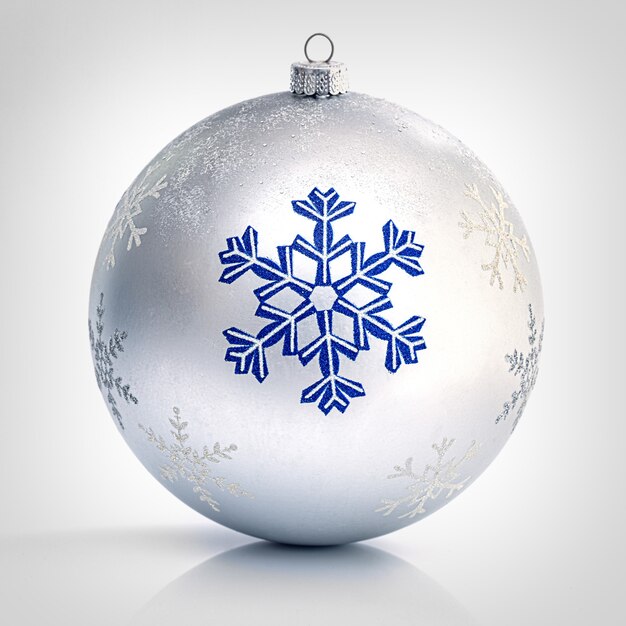 Boule de Noël bleu et argent sur blanc