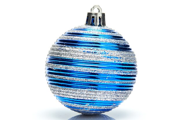 Boule de Noël bleue sur fond blanc