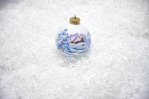 boule de noel bleue avec de la neige