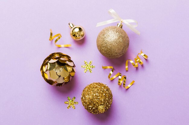 Boule de Noël sur boule de décoration de fond coloré avec noeud de ruban avec espace de copie