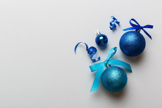 Boule de Noël sur boule de décoration de fond coloré avec noeud de ruban avec espace de copie