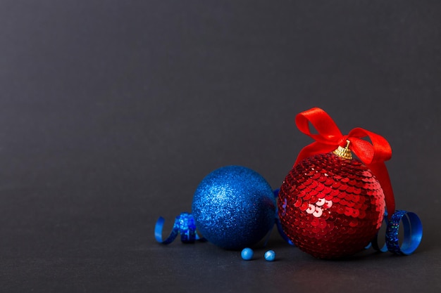 Boule de Noël sur boule de décoration de fond coloré avec noeud de ruban avec espace de copie