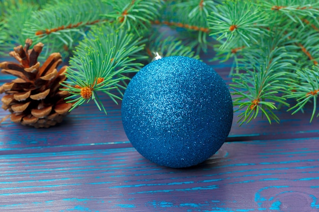 Boule de Noël et branches d'arbres de Noël