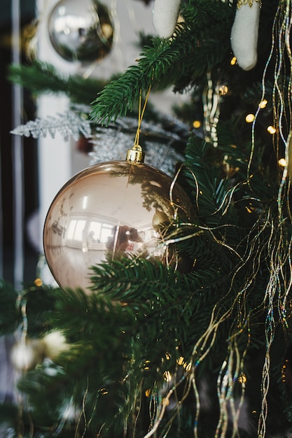 Boule de Noël brillante accrochée aux branches de pin