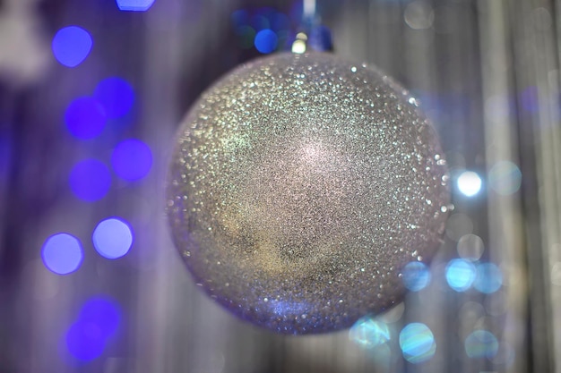 Boule de Noël brillante argentée sur fond coloré