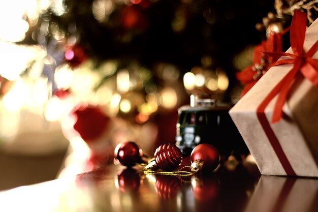 Boule de Noël cadeau aux tons rétro