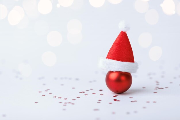 Boule de Noël avec chapeau de Noël sur blanc