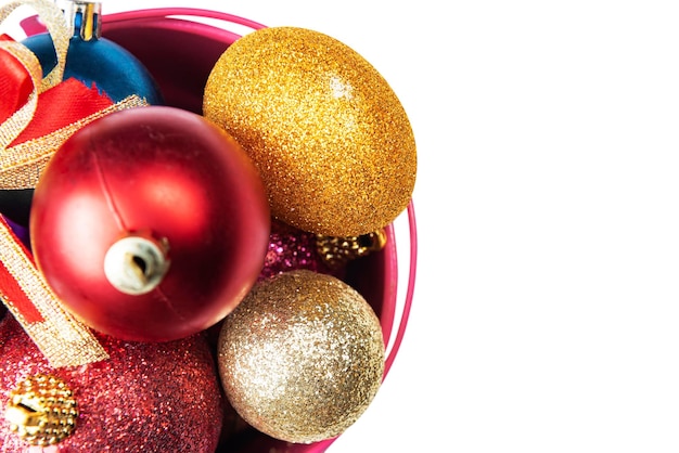 Boule de Noël colorée dans le seau